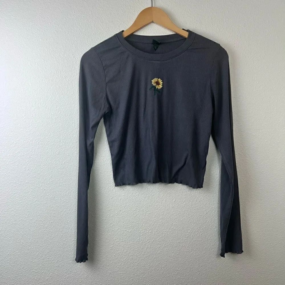 Wild Fable Grey Sunflower Long Sleeve Crop Top M